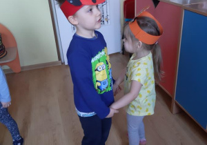 Szymek i Blanka tańczą przy piosenkach wiosennych.